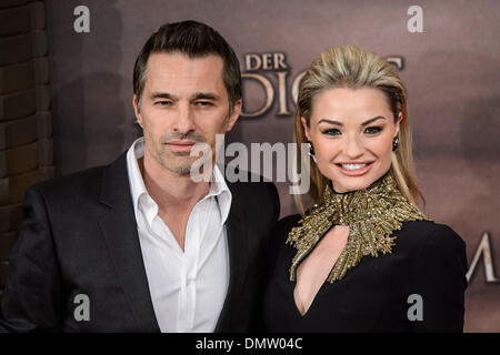 Berlin, Allemagne. 14Th Dec 2013. Acteurs Olivier Martinez et Emma Rigby assister à la première Allemande de "le médecin" le 16 décembre 2013 à Berlin, Allemagne. © dpa/Alamy Live News Banque D'Images