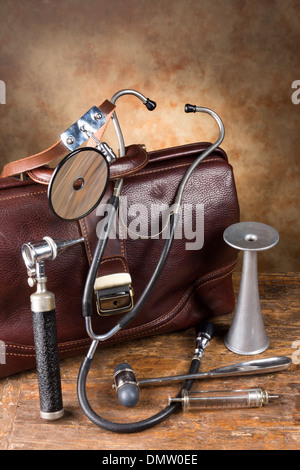 Sac de médecin et d'instruments médicaux tels que stéthoscope, marteau à réflexe et tête miroir Banque D'Images