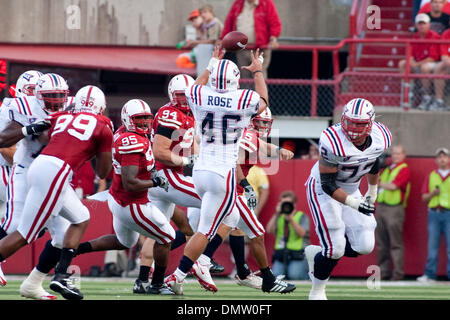 Le 5 septembre 2009 - Lincoln, Nebraska, États-Unis - 5 septembre 2009 : Florida Atlantic d'utiliser de nouveau William Rose réception pour 11 yards contre Nebraska à Memorial Stadium, Lincoln, Nebraska. (Crédit Image : © Global/ZUMApress.com) Southcreek Banque D'Images