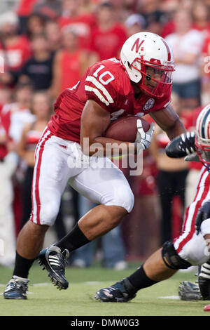 Le 5 septembre 2009 - Lincoln, Nebraska, États-Unis - 5 septembre 2009 : Nebraska running back Roy Helu Jr. fait un un à tenter un 1 verges et run est freinée par la Florida Atlantic à Memorial Stadium, Lincoln, Nebraska. (Crédit Image : © Global/ZUMApress.com) Southcreek Banque D'Images