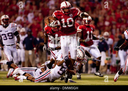 Le 5 septembre 2009 - Lincoln, Nebraska, États-Unis - 5 septembre 2009 : Nebraska running back Roy Helu Jr pour se précipiter pour 28 yards et premier vers le bas contre la Florida Atlantic à Memorial Stadium, Lincoln, Nebraska. (Crédit Image : © Global/ZUMApress.com) Southcreek Banque D'Images