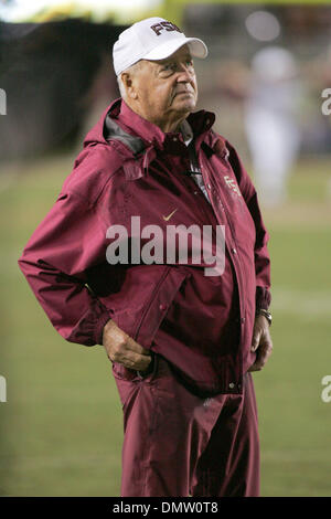 12 septembre 2009 - Tallahassee, Floride, États-Unis - 12 septembre 2009 : l'entraîneur-chef de l'AUS Bobby Bowden se penche sur le tableau de bord au cours du troisième trimestre. La Florida State Seminoles a gagné 19-9 dans ce jeu de nuit à Doak S. Campbell Stadium à Tallahassee, FL. (Crédit Image : © Global/ZUMApress.com) Southcreek Banque D'Images