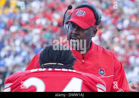 L'Université du Nouveau Mexique l'entraîneur-chef Mike Locksley ayant un mot avec ses joueurs . L'Université du Nouveau Mexique a été défait par Air Force Academy 13 à 37 à l'Université du Nouveau Mexique Stade de football, à l'Université du Nouveau Mexique à Albuquerque, NM. (Crédit Image : © Long Nuygen/global/ZUMApress.com) Southcreek Banque D'Images