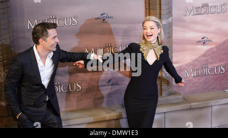 Berlin, Allemagne. 14Th Dec 2013. Acteurs Olivier Martinez et Emma Rigby assister à la première Allemande de "le médecin" le 16 décembre 2013 à Berlin, Allemagne. © dpa/Alamy Live News Banque D'Images