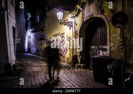 Silhouette dans une ruelle sombre à Prague Banque D'Images