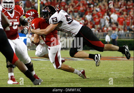 26 septembre 2009 - Houston, Texas, États-Unis - 26 septembre 2009 : Houston quarterback cas Keenum est saccagée par la Texas Tech defender Daniel Howard pendant la deuxième lecture quarterof au Robertson Stadium sur le campus de l'Université de Houston, à Houston, TX. (Crédit Image : © Global/ZUMApress.com) Southcreek Banque D'Images