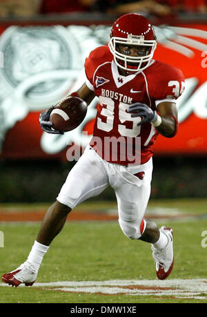 26 septembre 2009 - Houston, Texas, États-Unis - 26 septembre 2009 : Houston's Tyrone transporteur conclut un peu de lumière au cours du premier trimestre de jouer comme les cougars ont pris sur Texas Tech au Robertson Stadium sur le campus de l'Université de Houston, à Houston, TX. (Crédit Image : © Global/ZUMApress.com) Southcreek Banque D'Images