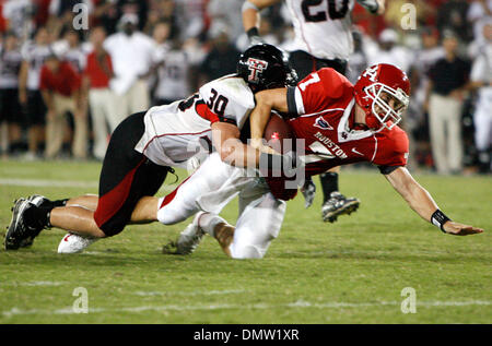 26 septembre 2009 - Houston, Texas, États-Unis - 26 septembre 2009 : Houston quarterback cas Keenum atteint pour la ligne de but au cours du quatrième trimestre de jouer contre Texas Tech au Robertson Stadium sur le campus de l'Université de Houston, à Houston, TX. (Crédit Image : © Global/ZUMApress.com) Southcreek Banque D'Images