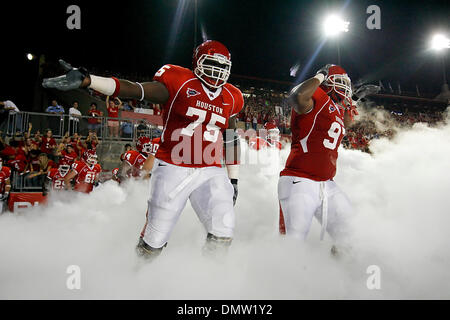26 septembre 2009 - Houston, Texas, États-Unis - 26 septembre 2009 : Houston joueurs Cougar Jarve doyen et Isaiah Thompson entrez le domaine de jouer Texas Tech au Robertson Stadium sur le campus de l'Université de Houston, à Houston, TX. (Crédit Image : © Global/ZUMApress.com) Southcreek Banque D'Images