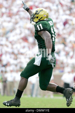 26 septembre 2009 - Tallahassee, Floride, États-Unis - 26 septembre 2009 : South Florida linebacker Joseph Sabbat (11) célèbre après la tenue d'une quatrième sur l'AUS jouer vers le bas. L'Université de Floride du Sud Bulls a gagné 17-7 dans ce match à midi Doak S. Campbell Stadium à Tallahassee, FL. (Crédit Image : © Global/ZUMApress.com) Southcreek Banque D'Images