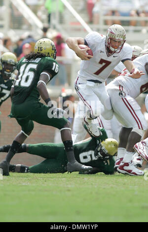 26 septembre 2009 - Tallahassee, Floride, États-Unis - 26 septembre 2009 : Florida State quarterback Christian Ponder (7) saute sur un défenseur de la Floride du Sud au cours du deuxième trimestre. L'Université de Floride du Sud Bulls a gagné 17-7 dans ce match à midi Doak S. Campbell Stadium à Tallahassee, FL. (Crédit Image : © Global/ZUMApress.com) Southcreek Banque D'Images