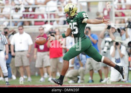 26 septembre 2009 - Tallahassee, Floride, États-Unis - 26 septembre 2009 : South Florida punter Delbert Alvarado (25) plates au cours du troisième trimestre. L'Université de Floride du Sud Bulls a gagné 17-7 dans ce match à midi Doak S. Campbell Stadium à Tallahassee, FL. (Crédit Image : © Global/ZUMApress.com) Southcreek Banque D'Images
