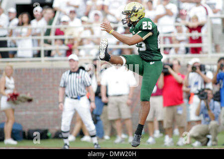 26 septembre 2009 - Tallahassee, Floride, États-Unis - 26 septembre 2009 : South Florida punter Delbert Alvarado (25) plates au cours du troisième trimestre. L'Université de Floride du Sud Bulls a gagné 17-7 dans ce match à midi Doak S. Campbell Stadium à Tallahassee, FL. (Crédit Image : © Global/ZUMApress.com) Southcreek Banque D'Images