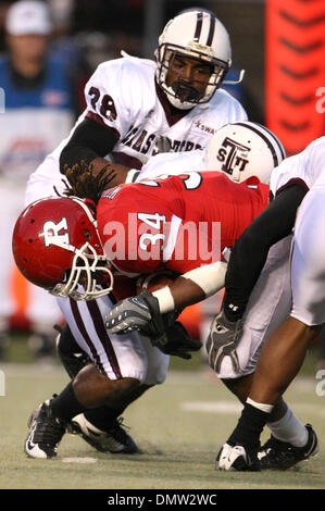 10 octobre 2009 - Piscataway, New Jersey, États-Unis - 10 octobre 2009, Piscataway, New Jersey : Rutgers running back De'Antwan Williams # 34 se précipite la balle pour une première à l'action de jeu au cours de la deuxième moitié de jouer de la NCAA football match entre le Sud du Texas et le Rutgers Scarlet Tigres Knights a joué à la Rutgers Stadium à Piscataway, New Jersey. Le Rutgers Scarlet Knights Banque D'Images