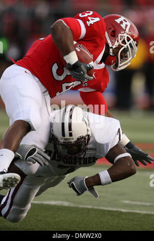10 octobre 2009 - Piscataway, New Jersey, États-Unis - 10 octobre 2009, Piscataway, New Jersey : Rutgers running back De'Antwan Williams # 34 se précipite la balle en action de jeu au cours de la deuxième moitié de jouer de la NCAA football match entre le Sud du Texas et le Rutgers Scarlet Tigres Knights a joué à la Rutgers Stadium à Piscataway, New Jersey. Le Rutgers Scarlet Knights défait Texas afin Banque D'Images