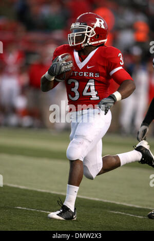 10 octobre 2009 - Piscataway, New Jersey, États-Unis - 10 octobre 2009, Piscataway, New Jersey : Rutgers running back De'Antwan Williams # 34 se précipite la balle en action de jeu au cours de la deuxième moitié de jouer de la NCAA football match entre le Sud du Texas et le Rutgers Scarlet Tigres Knights a joué à la Rutgers Stadium à Piscataway, New Jersey. Le Rutgers Scarlet Knights défait Texas afin Banque D'Images