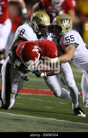 16 octobre 2009 - Piscataway, New Jersey, États-Unis - 16 octobre 2009, Piscataway, New Jersey : Rutgers wide receiver Sanu Mohamed # 6 est abordé par Pittsburgh linebacker Adam Gunn # 8 et # 55 Gruder secondeur Max en action de jeu au cours de la première moitié de jouer de la NCAA football match entre les Pittsburgh Panthers et le Rutgers Scarlet Knights a joué à la Rutgers Stadium à Piscataway, New Banque D'Images