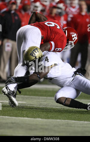 16 octobre 2009 - Piscataway, New Jersey, États-Unis - 16 octobre 2009, Piscataway, New Jersey : Rutgers wide receiver Sanu Mohamed # 6 est abordé par Pittsburgh quarterback Andrew Janocko # 4 en action de jeu au cours de la première moitié de jouer de la NCAA football match entre les Pittsburgh Panthers et le Rutgers Scarlet Knights a joué à la Rutgers Stadium à Piscataway, New Jersey. (Crédit Image : © Banque D'Images