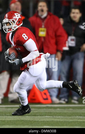 16 octobre 2009 - Piscataway, New Jersey, États-Unis - 16 octobre 2009, Piscataway, New Jersey : Rutgers Kordell running back # 8 Les jeunes se précipite la balle en action de jeu au cours de la première moitié de jouer de la NCAA football match entre les Pittsburgh Panthers et le Rutgers Scarlet Knights a joué à la Rutgers Stadium à Piscataway, New Jersey. (Crédit Image : © Global/ZUMApress.com) Southcreek Banque D'Images