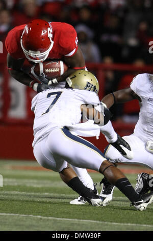 16 octobre 2009 - Piscataway, New Jersey, États-Unis - 16 octobre 2009, Piscataway, New Jersey : Rutgers wide receiver Sanu Mohamed # 6 est abordé par Pittsburgh Jovani évoluait Chappel # 7 en action de jeu au cours de la première moitié de jouer de la NCAA football match entre les Pittsburgh Panthers et le Rutgers Scarlet Knights a joué à la Rutgers Stadium à Piscataway, New Jersey. (Crédit Image : © Banque D'Images