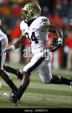 16 octobre 2009 - Piscataway, New Jersey, États-Unis - 16 octobre 2009, Piscataway, New Jersey : Pittsburgh running back Ray Graham # 34 se précipite la balle en action de jeu au cours de la deuxième moitié de jouer de la NCAA football match entre les Pittsburgh Panthers et le Rutgers Scarlet Knights a joué à la Rutgers Stadium à Piscataway, New Jersey. Pittsburgh Panthers défait le Rutgers Scarlet Kn Banque D'Images