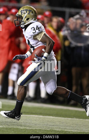 16 octobre 2009 - Piscataway, New Jersey, États-Unis - 16 octobre 2009, Piscataway, New Jersey : Pittsburgh running back Ray Graham # 34 se précipite la balle en action de jeu au cours de la deuxième moitié de jouer de la NCAA football match entre les Pittsburgh Panthers et le Rutgers Scarlet Knights a joué à la Rutgers Stadium à Piscataway, New Jersey. Pittsburgh Panthers défait le Rutgers Scarlet Kn Banque D'Images