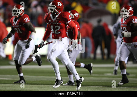 16 octobre 2009 - Piscataway, New Jersey, États-Unis - 16 octobre 2009, Piscataway, New Jersey : Rutgers linebacker Steve Beauharnais # 42 dirige l'équipe sur le terrain pour le rituel de bois en action de jeu au cours de la première moitié de jouer de la NCAA football match entre les Pittsburgh Panthers et le Rutgers Scarlet Knights a joué à la Rutgers Stadium à Piscataway, New Jersey. (Crédit Banque D'Images