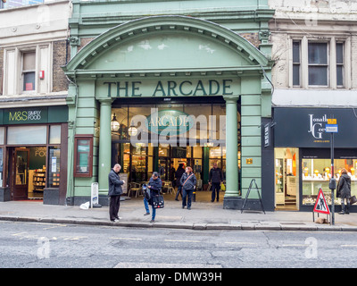 L'Arcade shopping mall green entrée voûtée à Liverpool Street, Londres Banque D'Images