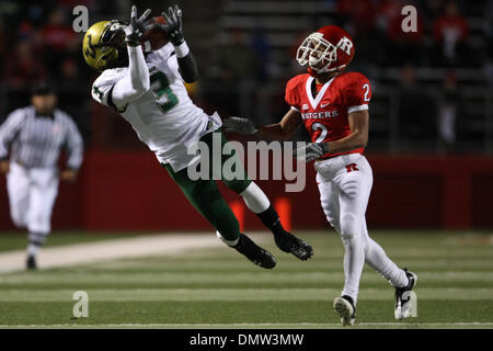 12 novembre 2009 - Piscataway, New Jersey, États-Unis - 12 novembre 2009 ; Piscataway, New Jersey : South Florida Jerome Murphy évoluait # 3 intercepte le bal en action de jeu au cours de la première moitié de jouer de la NCAA football match entre l'USF Bulls et le Rutgers Scarlet Knights a joué à la Rutgers Stadium à Piscataway, New Jersey. Au semestre, Rutgers mène l'USF 13-0..Crédit Obligatoire : Banque D'Images