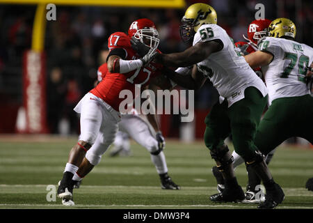 12 novembre 2009 - Piscataway, New Jersey, États-Unis - 12 novembre 2009 ; Piscataway, New Jersey : South Florida offensive ligne Jeremiah Warren # 55 défend contre le secondeur Damaso Munoz Rutgers # 17 en action de jeu au cours de la première moitié de jouer de la NCAA football match entre l'USF Bulls et le Rutgers Scarlet Knights a joué à la Rutgers Stadium à Piscataway, New Jersey. À la moitié, Banque D'Images