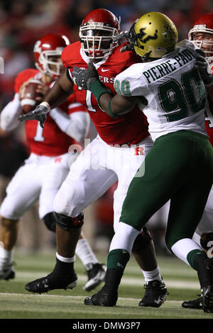 12 novembre 2009 - Piscataway, New Jersey, États-Unis - 12 novembre 2009 ; Piscataway, New Jersey : Rutgers offensive ligne Desmond Wynn # 70 défend contre South Florida défensive fin Jason Pierre-Paul # 90 en action de jeu au cours de la première moitié de jouer de la NCAA football match entre l'USF Bulls et le Rutgers Scarlet Knights a joué à la Rutgers Stadium à Piscataway, New Jersey. Au Banque D'Images