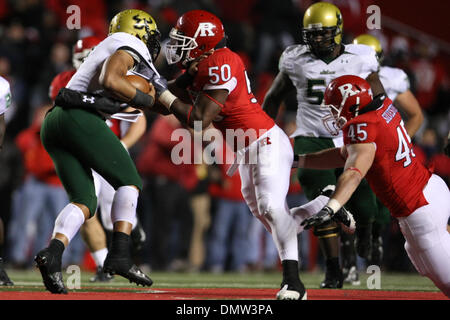 12 novembre 2009 - Piscataway, New Jersey, États-Unis - 12 novembre 2009 ; Piscataway, New Jersey : South Florida quarterback B.J. Daniels # 7 est abordé par le secondeur Rutgers Antonio Lowery # 50 en action de jeu au cours de la deuxième moitié de jouer de la NCAA football match entre l'USF Bulls et le Rutgers Scarlet Knights a joué à la Rutgers Stadium à Piscataway, New Jersey. Battu Rutgers USF Banque D'Images