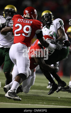 12 novembre 2009 - Piscataway, New Jersey, États-Unis - 12 novembre 2009 ; Piscataway, New Jersey : South Florida wide receiver Dontavia Bogan # 81 est abordé par la Rutgers défensive fin Eric Legrand # 52 en action de jeu au cours de la deuxième moitié de jouer de la NCAA football match entre l'USF Bulls et le Rutgers Scarlet Knights a joué à la Rutgers Stadium à Piscataway, New Jersey. Defeate Rutgers Banque D'Images