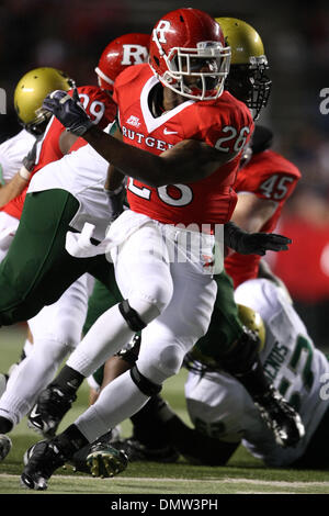 12 novembre 2009 - Piscataway, New Jersey, États-Unis - 12 novembre 2009 ; Piscataway, New Jersey : Rutgers Quron évoluait Pratt # 28 se précipite le quarterback en action de jeu au cours de la deuxième moitié de jouer de la NCAA football match entre l'USF Bulls et le Rutgers Scarlet Knights a joué à la Rutgers Stadium à Piscataway, New Jersey. Battu Rutgers USF 31-0..Crédit obligatoire : Alan Maglaqu Banque D'Images