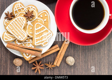 Deux tasses de café avec biscuits au gingembre. Vue d'en haut Banque D'Images