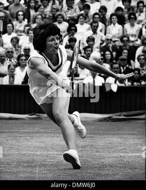 30 juin 1971 - Londres, Angleterre, Royaume-Uni - star de tennis Billie Jean King joue son plus dur avant d'être défait par Evonne Goolagong à Wimbledon. (Crédit Image : © Keystone Photos USA/ZUMAPRESS.com) Banque D'Images