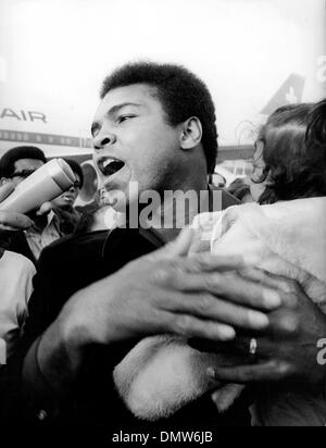 16 déc., 1971 - Zurich, Suisse - le champion de boxe Muhammad ALI parle à la presse tout en tenant son bébé, comme il arrive à Zurich pour une exposition qui lutte dans le Hallenstadion. (Crédit Image : © Keystone Photos USA/ZUMAPRESS.com) Banque D'Images