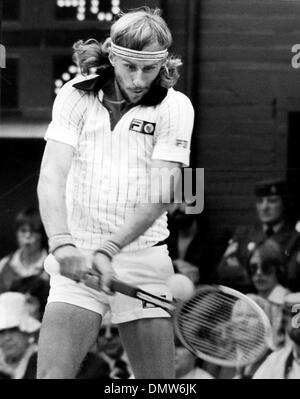 7 juillet 1979 - Londres, Angleterre, Royaume-Uni - joueur de tennis Bjorn Borg se concentre sur battant Roscoe Tanner dans le simple masculin sur le court central du tournoi de Wimbledon. (Crédit Image : © Keystone Photos USA/ZUMAPRESS.com) Banque D'Images