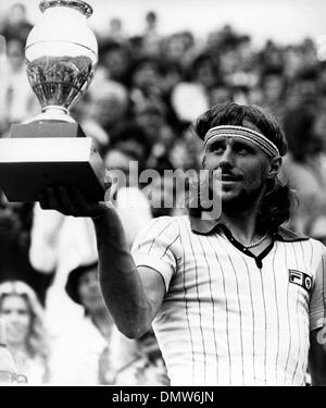 11 juin 1979 - Paris, France - champion de tennis Bjorn Borg contient jusqu'son trophée après avoir remporté l'Open de France pour la quatrième fois, il a obtenu une fois de plus. (Crédit Image : © Keystone Photos USA/ZUMAPRESS.com) Banque D'Images