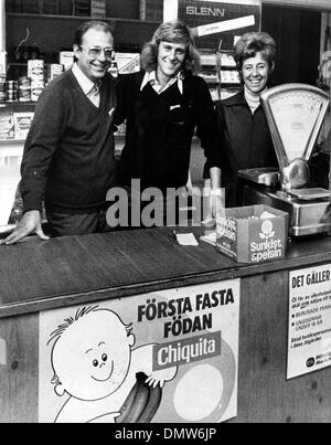 3 octobre 1974 - Suède - Södertälje, champion de tennis Bjorn Borg avec ses parents dans leur magasin à Sodertalje, avant de partir pour le centre de service national de se présenter au travail dans l'armée. (Crédit Image : © Keystone Photos USA/ZUMAPRESS.com) Banque D'Images