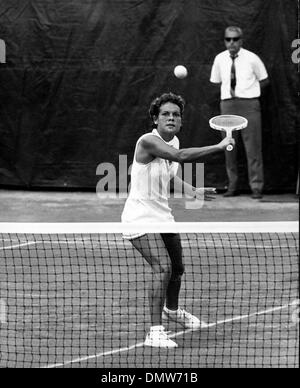 2 juillet 1973 - Londres, Angleterre, Royaume-Uni - Evonne Goolagong Cawley australienne de tennis star, devient la première mère à remporter la finale dames à Wimbledon. Sur la photo : Evonne Goolagong participe à un match. (Crédit Image : © Keystone Photos USA/ZUMAPRESS.com) Banque D'Images