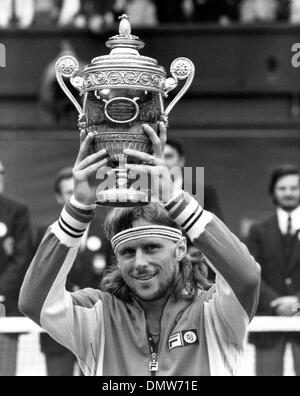 7 juillet 1979 - Londres, Angleterre, Royaume-Uni - champion de tennis Bjorn Borg contient jusqu'son trophée après avoir remporté le tournoi de Wimbledon pour la quatrième fois. Il a battu American Roscoe Tanner dans cinq ensembles. (Crédit Image : © Keystone Photos USA/ZUMAPRESS.com) Banque D'Images