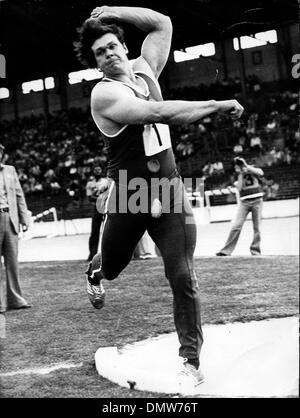 Jul 11, 1976 ; Paris, France ; BARICHNIKOV a établi un nouveau record lancer du poids. (Crédit Image : © Keystone Photos USA) Banque D'Images