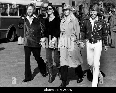 31 janvier 1977 - Oslo, Norvège - groupe pop suédois ABBA a commencé son premier tour, lorsqu'il a débuté à l'Ekeberg Hallen, à Oslo. Ils vont maintenant à Copenhague, Berlin, Amsterdam, puis sur la Bretagne, se sont ils apparaissent à Birmingham et le Royal Albert Hall le 4 février, puis à l'Australie. Sur la photo : ABBA, BENNY ANDERSON, FRIDA LYNGSTAD, ANNA FALTSKOG et BJORN ULVAE Banque D'Images