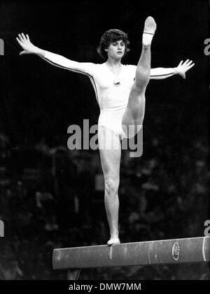 5 juin 1979 - Tokyo, Japon - gymnaste Nadia Comaneci obtient la note parfaite sur les exercices au sol, mais il n'était pas suffisant pour gagner le championnat après une performance médiocre dans l'inégalité de barres parallèles. Elle a pris la quatrième place au concours. (Crédit Image : © Keystone Photos USA/ZUMAPRESS.com) Banque D'Images