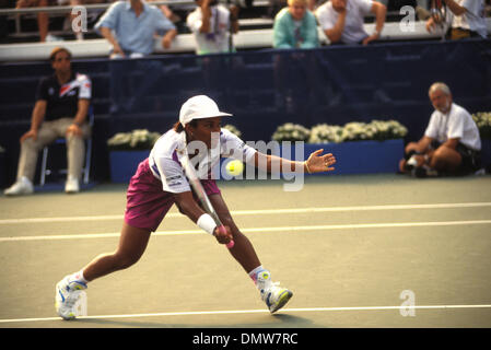 Sep 01, 1990 ; Los Angeles, CA, USA ; Tennis Pro ZINA Garrison à l'US Open à jouer sur cour 16 contre Silke Meier. Banque D'Images