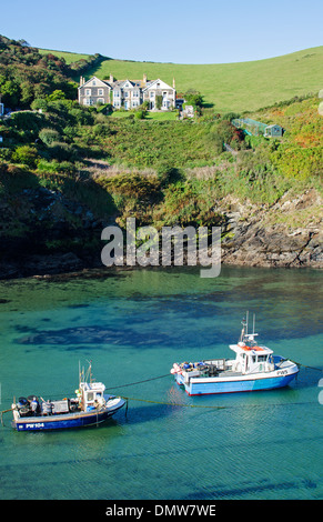 Des bateaux de pêche à Port Isaac à Cornwall, UK Banque D'Images