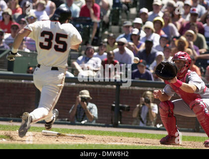 Jun 30, 2001 ; San Francisco, CA, USA ; dans les huit manche riche Aurilia est forcé à la maison par les cardinaux catcher Mike Matheny. Les Géants battre les cardinaux 5-2 at Pac Bell Park à San Francisco, Californie Samedi, 30 juin 2001. Banque D'Images
