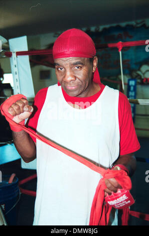 Jul 11, 2001 ; Big Bear Lake, Californie, USA ; ! Célèbre cutman boxe CASSIUS GREEN working out @ le Big Bear Camp d'entraînement de boxe. Crédit obligatoire : Photo par Mary Ann Owen/ZUMA Press. (©) Copyright 2001 by Mary Ann Owen Banque D'Images