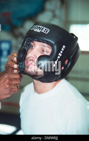 Jul 11, 2001 ; Big Bear Lake, Californie, USA ; ! Boxeur Champion OS ADAMS se prépare à la Spar @ Big Bear Camp d'entraînement de boxe. Crédit obligatoire : Photo par Mary Ann Owen/ZUMA Press. (©) Copyright 2001 by Mary Ann Owen Banque D'Images